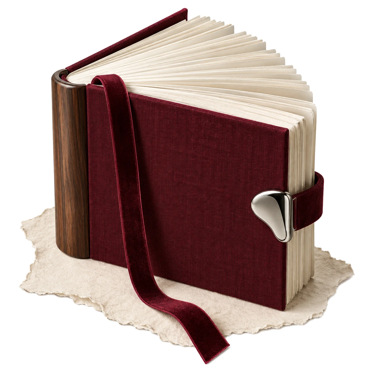 Bordeauxrotes Leinenbuch mit Walnussrücken, aufgefächerten Seiten, Samtband und Chromschließe auf Büttenpapier – Metapher für Wissen, das als Arbeitshilfe nutzbar ist.