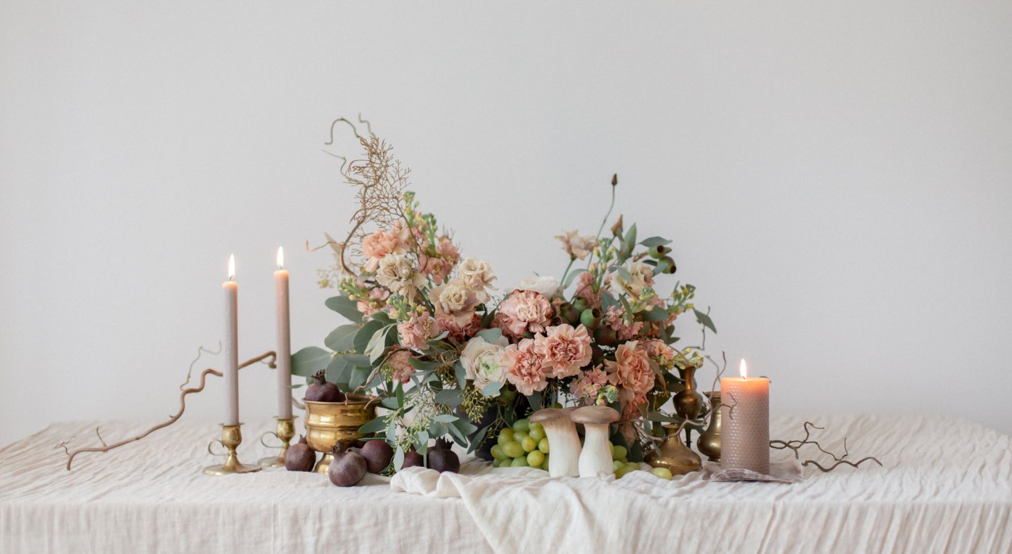 Classy Flowers – florales Arrangement in Rosé und Creme mit Trauben und Pilzen auf weißem Tuch (offizielles Kundenfoto)