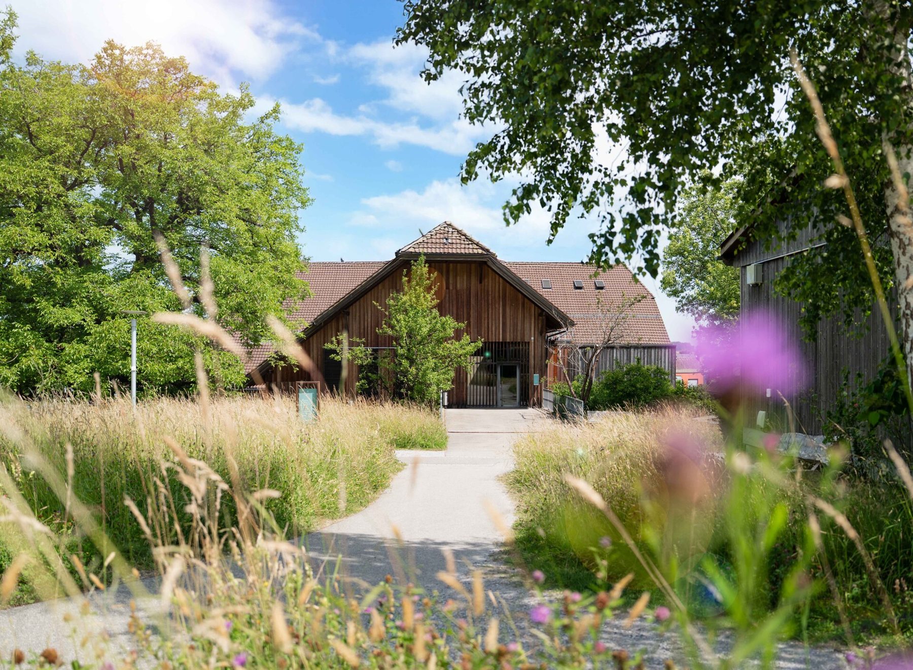 Privatklinik Wyss – Klinikareal in Münchenbuchsee mit Weg zum Bauernhaus (Standortfoto)