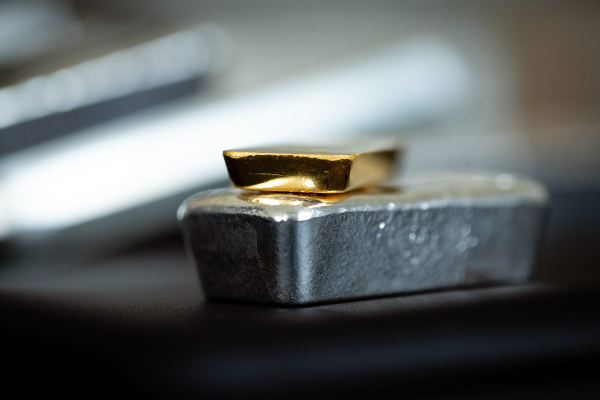 RATIOR – Goldbarren auf einem Silberbarren, Nahaufnahme (offizielles Kundenfoto)